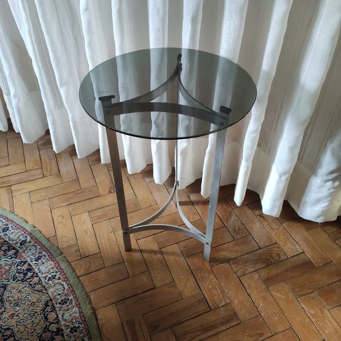 Mesa de vidro de pequenas dimensões