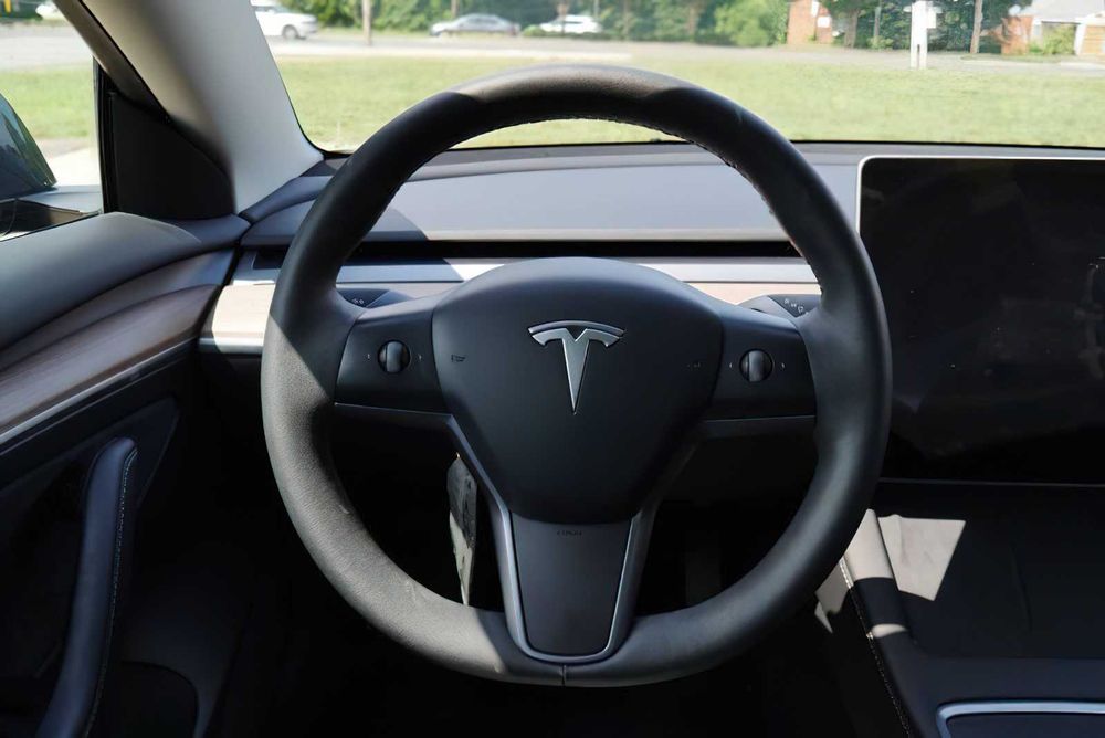 Tesla Model 3      2023