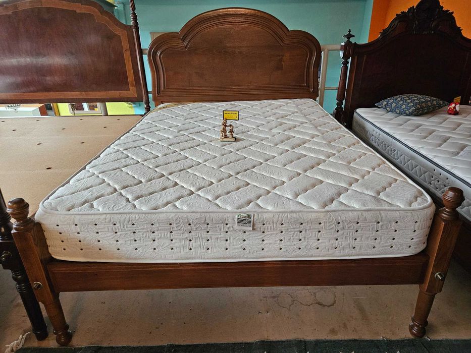Cama em madeira maciça com estrado e colchão - Muito bom est
