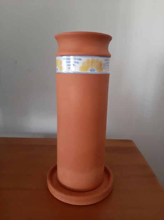 Jarra em barro e ceramica com base