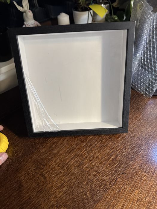 czarna, głęboka ramka typu shadow box do ekspozycji przedmiotów