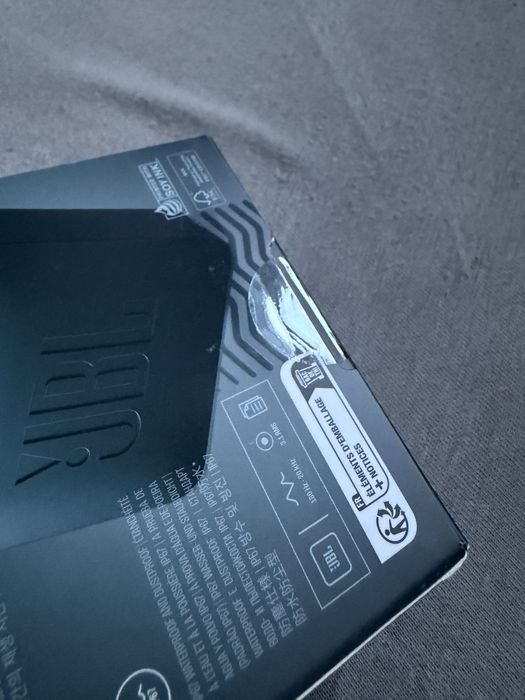 Czarny glosnik przenośny JBL GO Essential 2