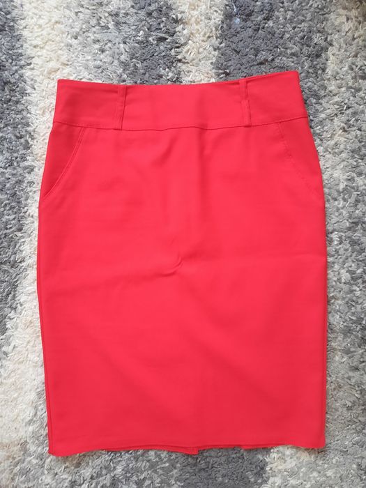 Продам спідницю гарного червоного кольору