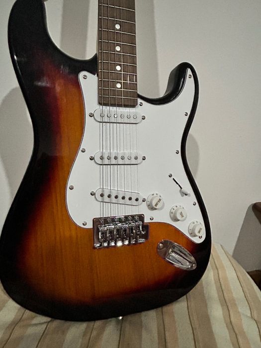 Guitarra elétrica com OFERTA de saco de transporte