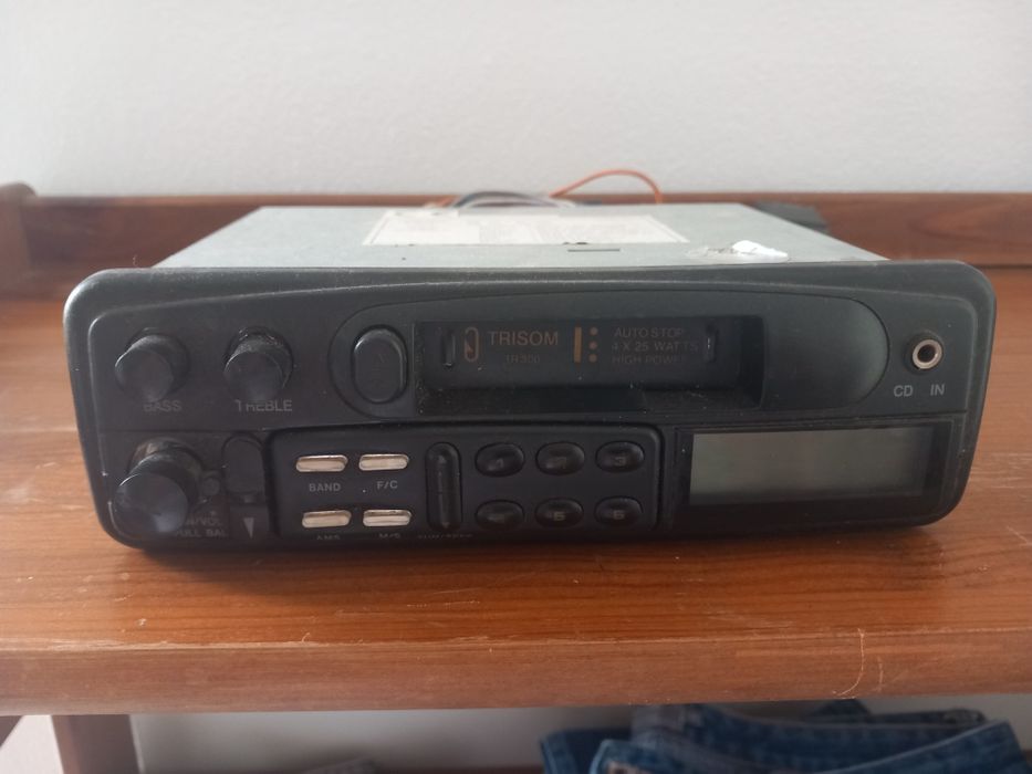 Auto rádio com leitor de cassetes
