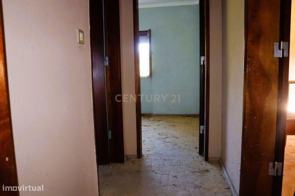 Moradia para renovar em Santo Estevão das Galés inserida num terreno d