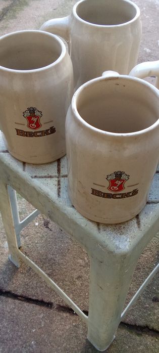 Várias canecas de cerveja e não só  novas