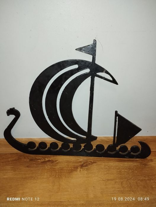 Stary kuty statek metaloplastyka, ciężki, duży.