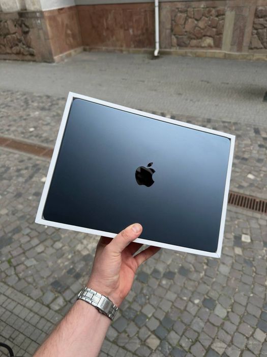 Apple MacBook Air 13.6" 2025 M4 16ram 512ssd Midnight MW133 у стані новий Open Box акум 20 циклів