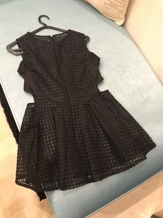 Top preto com roda na zona da cintura