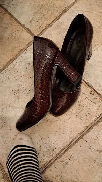 Sapatos de senhora fechados em bordaux