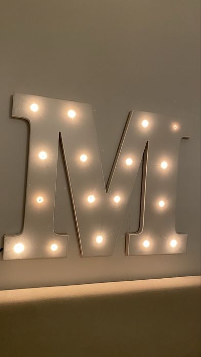 Letra M iluminada