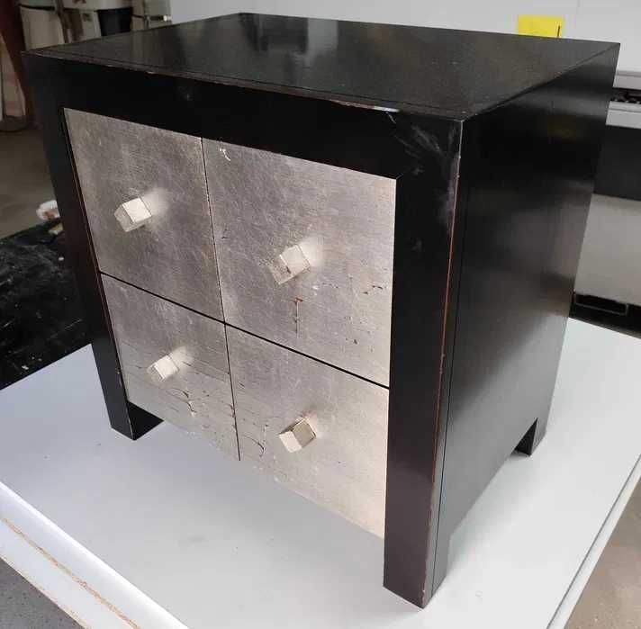 Cama com colchão e mesas cabeceira