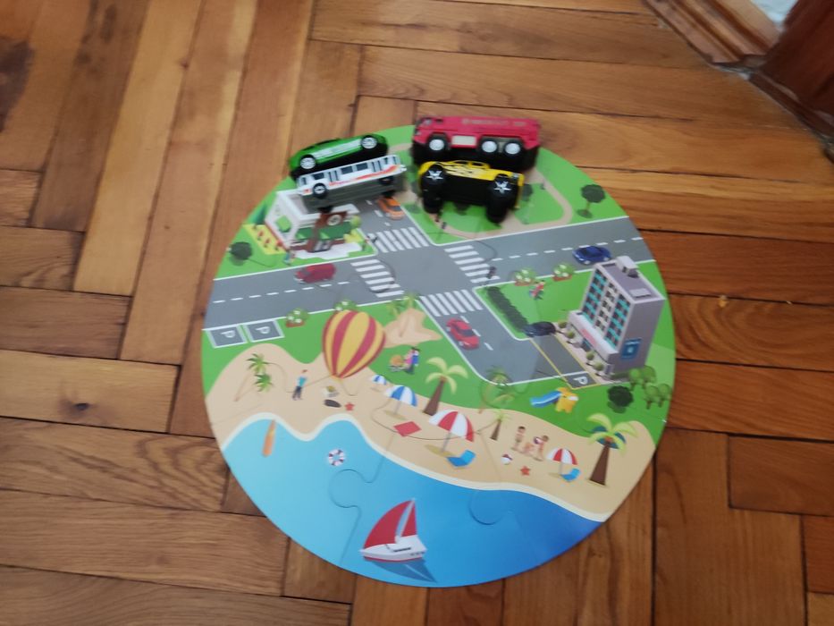 Чотири машинки на пазлі - містечку.