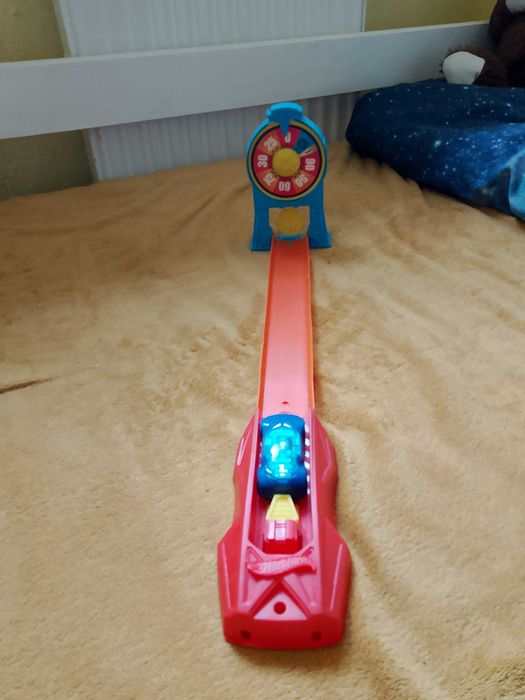 Hot wheels.Tor z wyrzutnią plus samochodzik