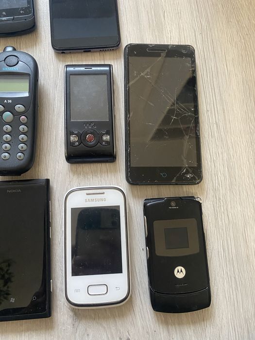 Мобильные телефоны 10 шт