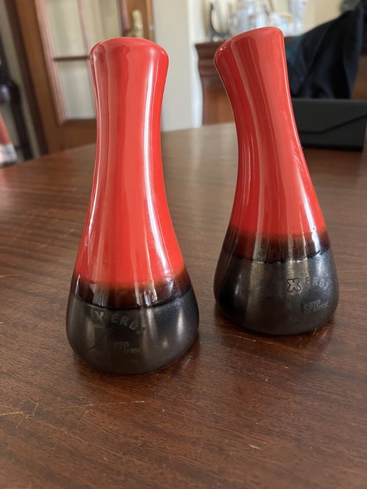 Small red and black vases64738258194561121