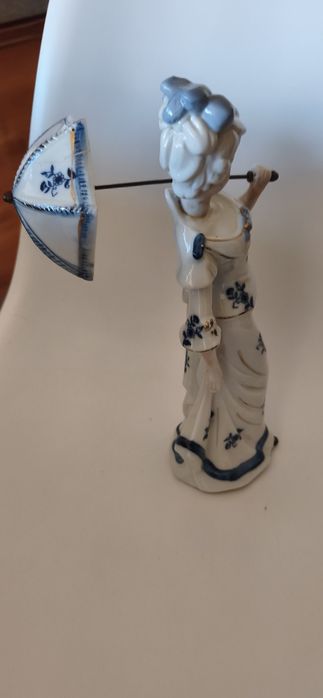 Estatueta dama antiga porcelana  30 cm