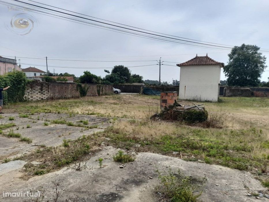 Terreno com moradia.