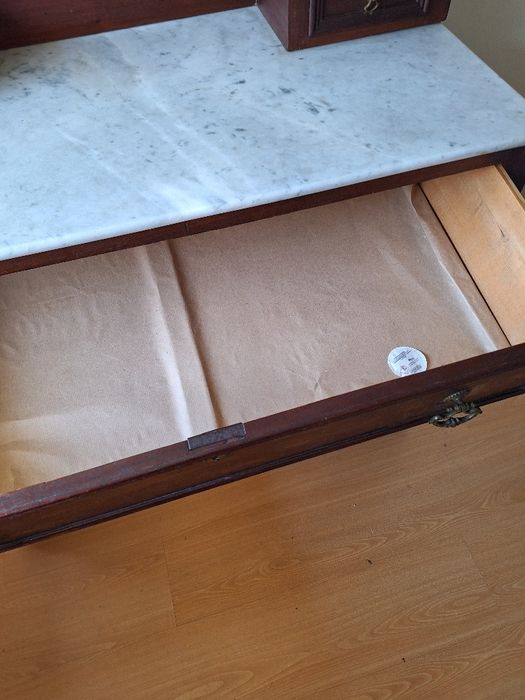 Cómoda antiga com espelho