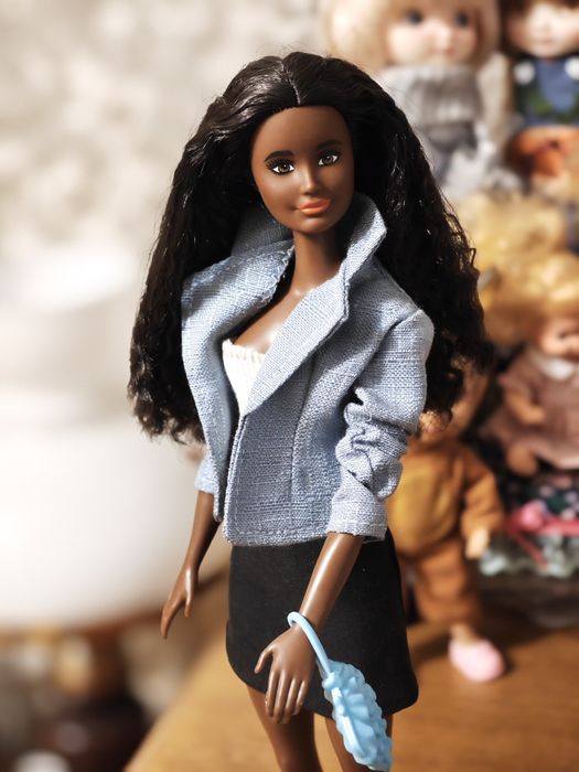 Барбі гібрид голова колясочниці йоги на тілі фешенки