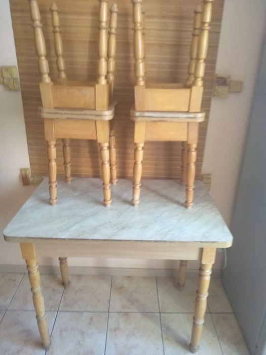 Стіл і чотири табуретки