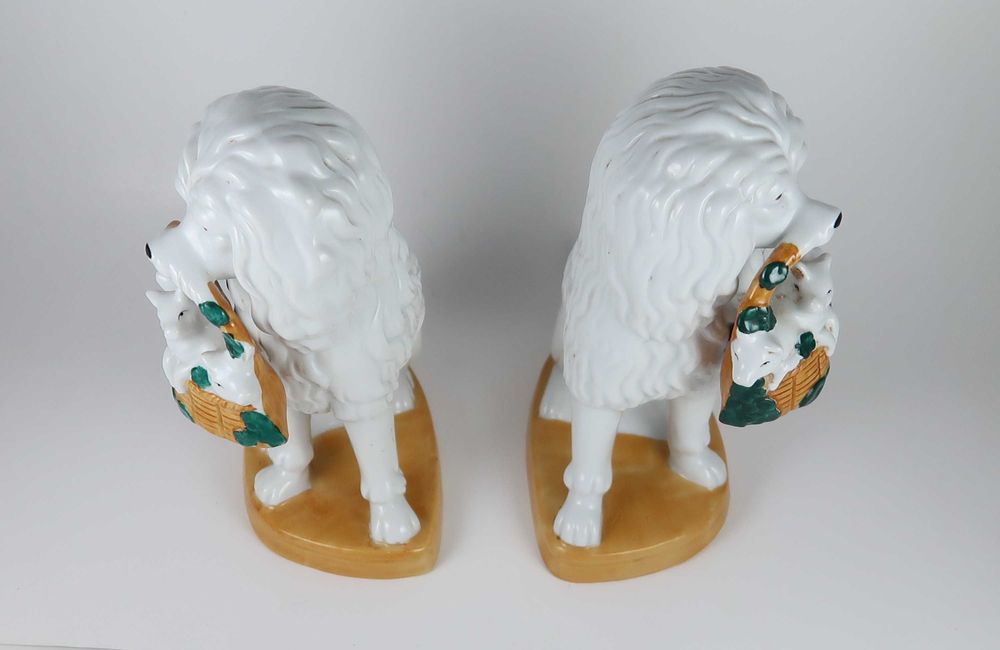 Par esculturas em porcelana - Cães com cesta - 21 cm
