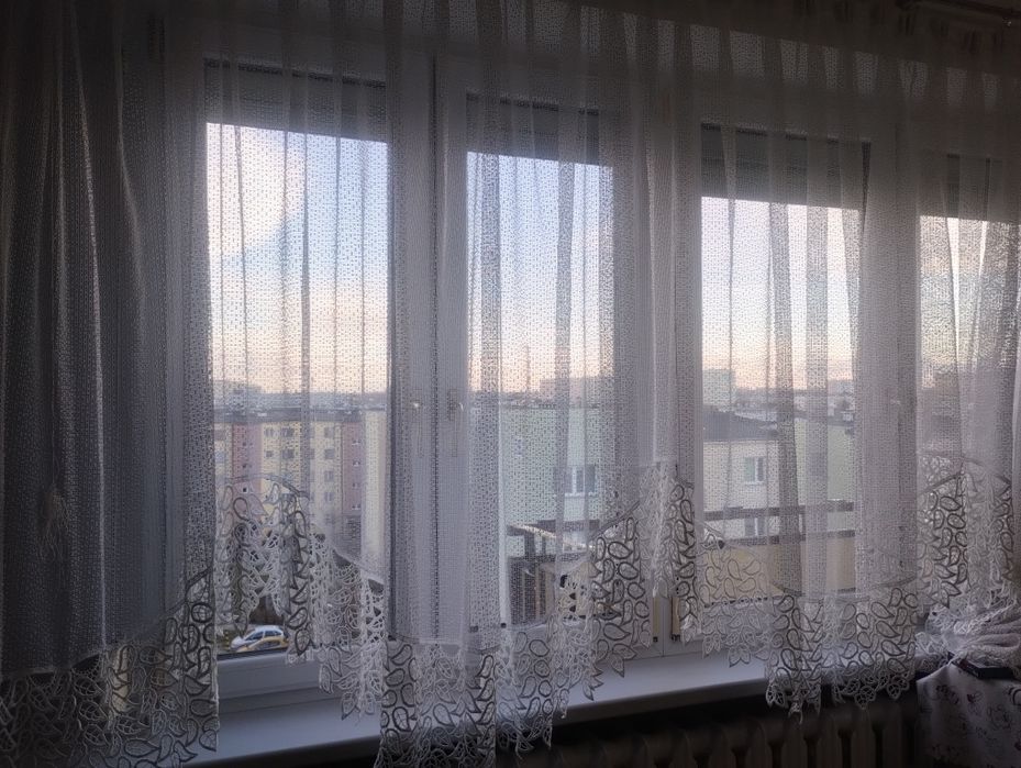 Firana na taśmie z gipiurą na duże okno - 5,20 m po umieszczeniu