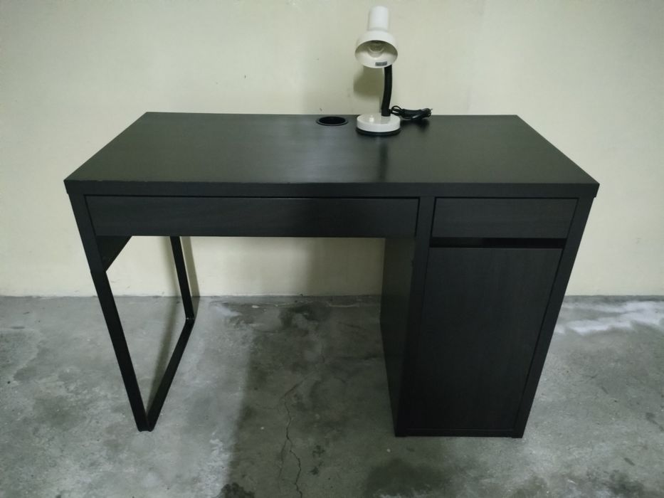 Secretária com oferta candeeiro