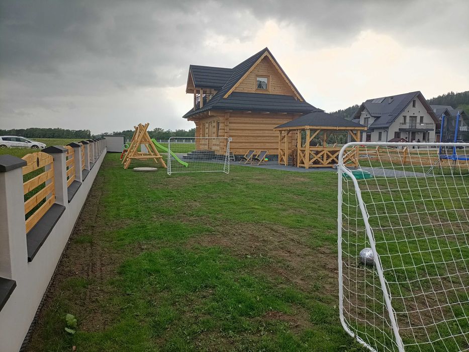 Domek góralski z płazów w Harklowej obok ścieżki Velo Dunajec.