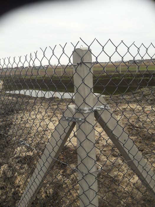 Słupki betonowe do siatki, siatki plecione, leśne