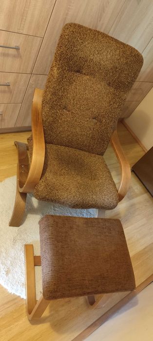 Fotel Finka + podnóżek | Gięte drewno | Brązowa bukla | 150 zł