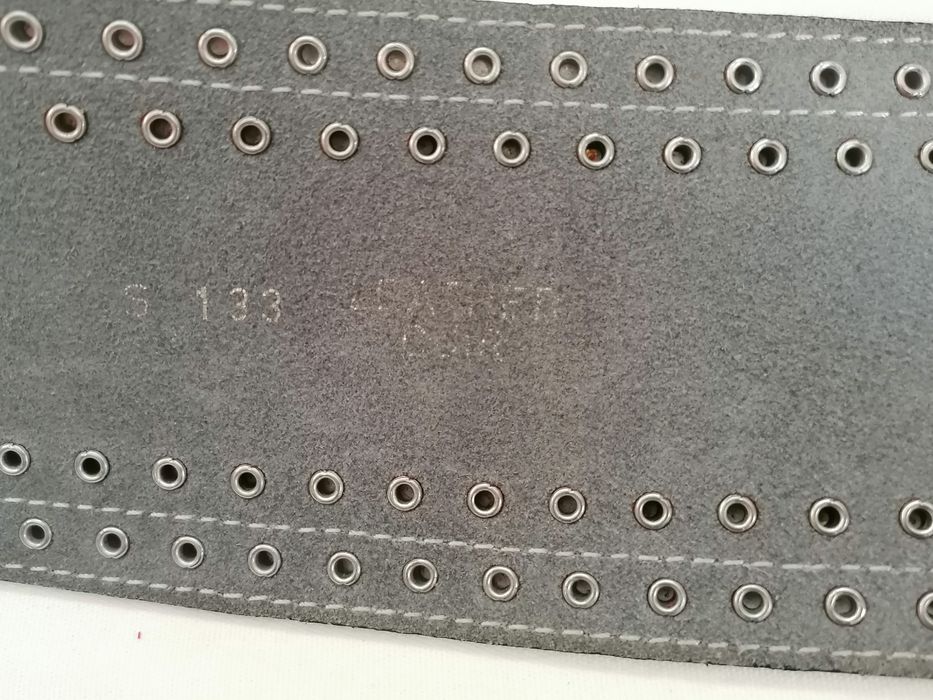Cinto em Pele cravado com peças de metal