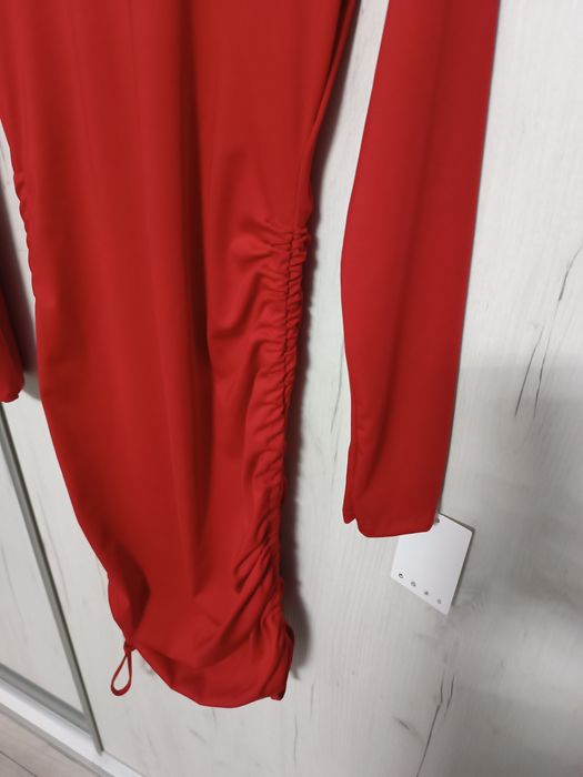 Sukienka czerwona marszczona uni