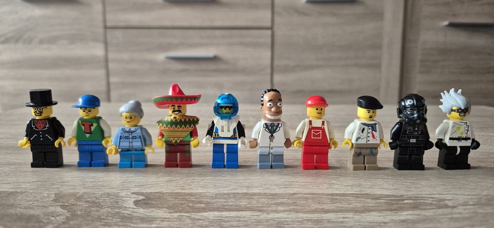 10 różnych figurek LEGO