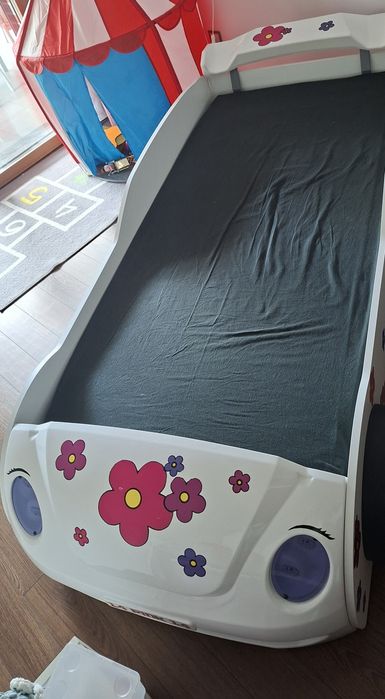 Cama de criança em forma de carro