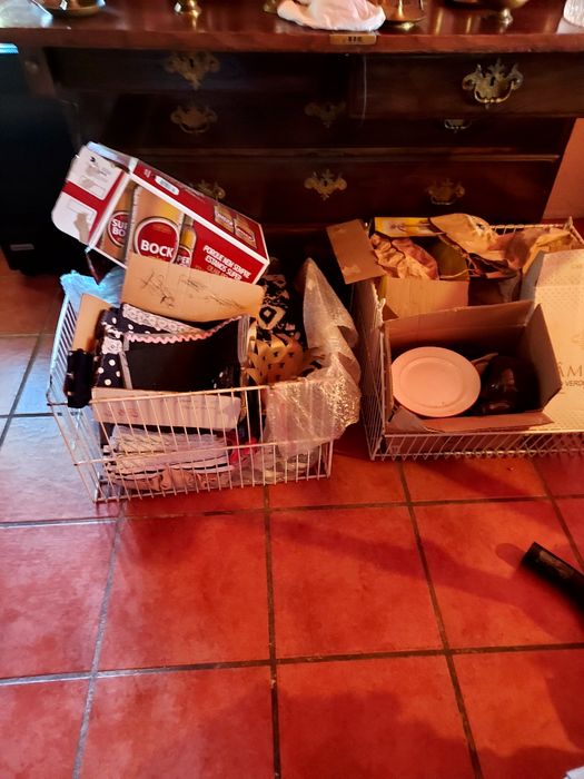 2 cestos cheio de coisas de casa