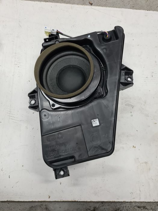 Subwoofer Kia Sorento III