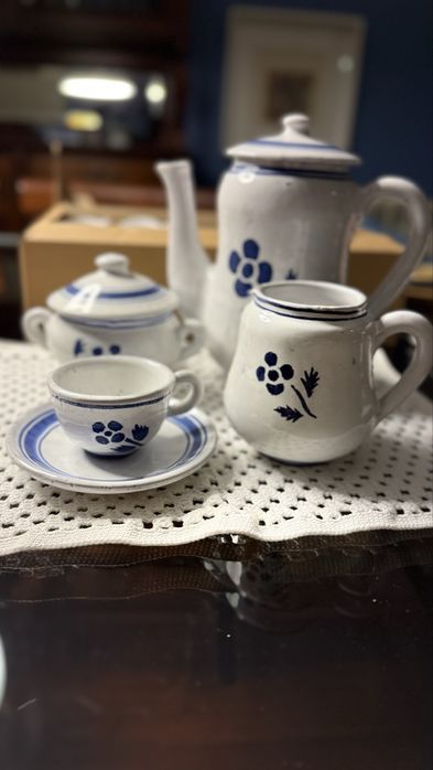 Servico de café regional azul e branco