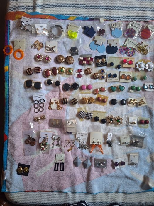Várias pulseiras brincos e fios