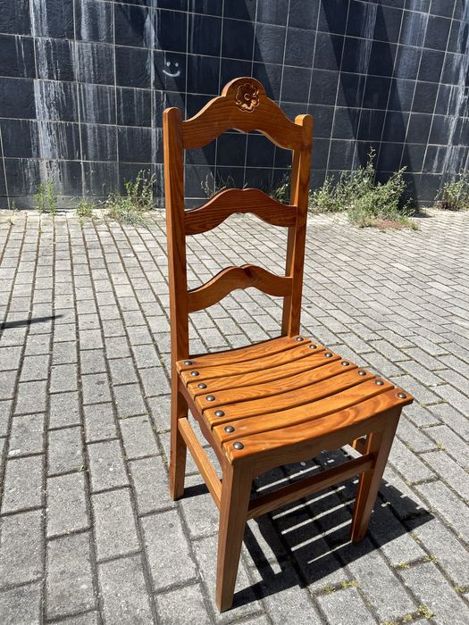 Conjunto mesa e seis cadeira de madeira