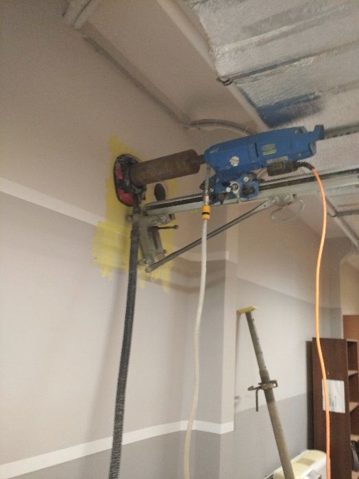 Сверление отверстий под вытяжку и коммуникации. Резка проемов.