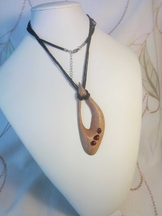 Wisior z drewna bukowego z bursztynem