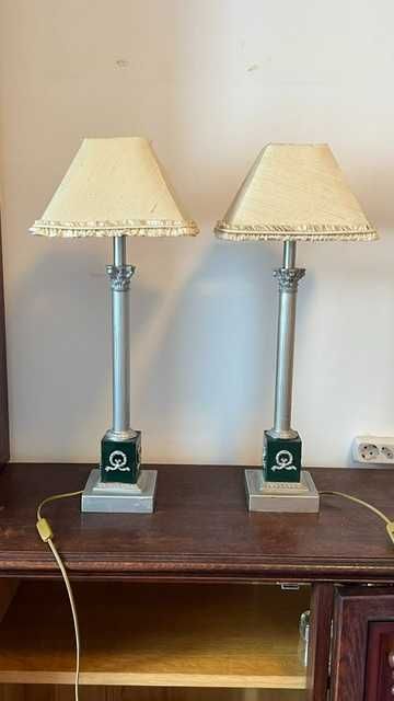 Vendo par de candeeiros de mesa de estilo clássico.