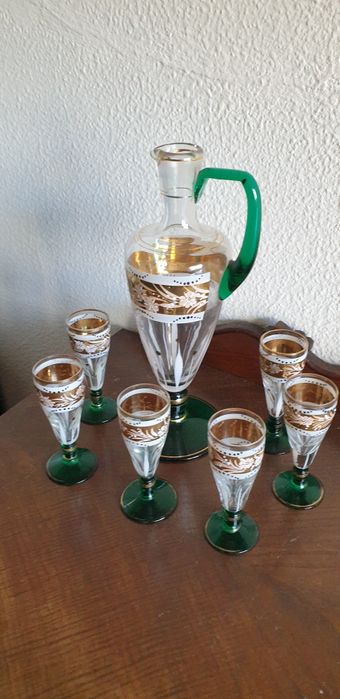Jarro com seis copos441343648885657600