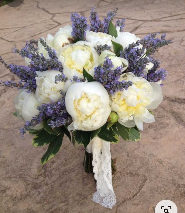 Bukiet ślubny z żywych naturalnych kwiatów