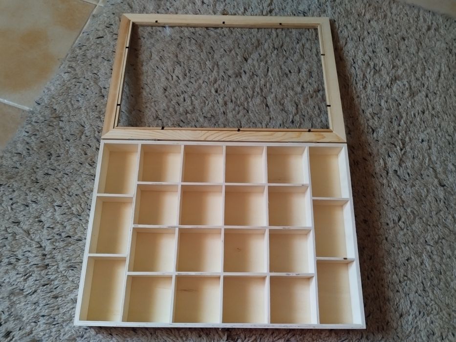 Caixa de madeira com tampa de vidro e 22 compartimentos