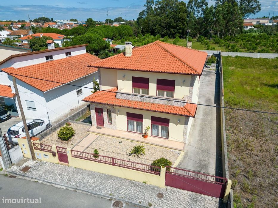 Moradia de Qualidade com 4 Quartos, Excelente Localização e Espaços Am