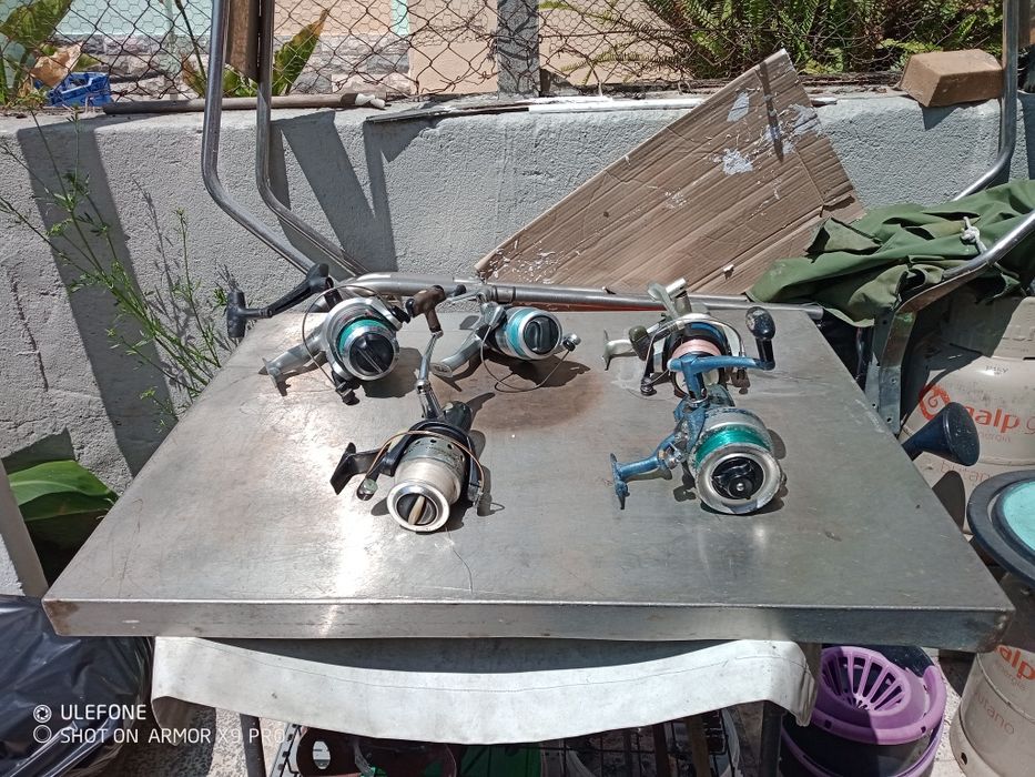 Carretos de pesca vários em bom estado