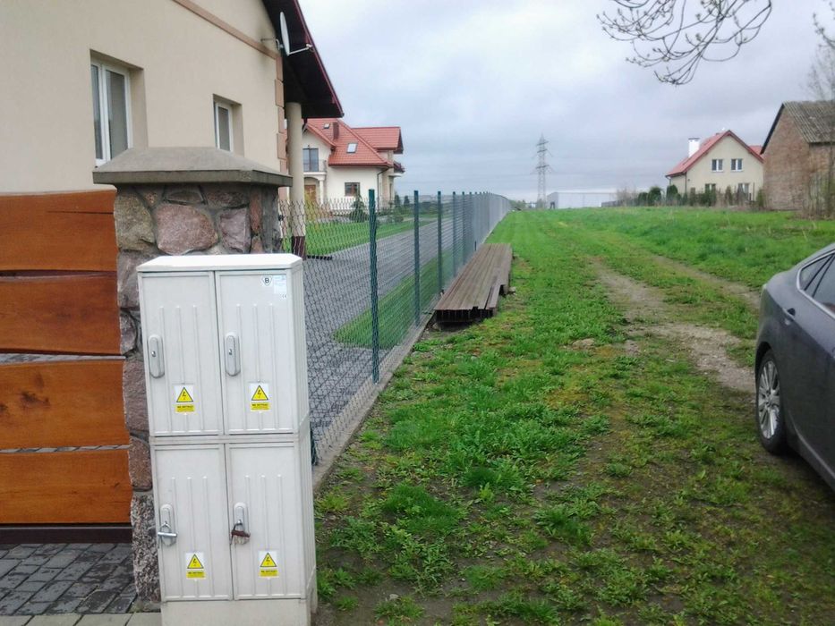 Sprzedam b ladną działkę 3300m2 z mozliwością postawienia 2 domów .